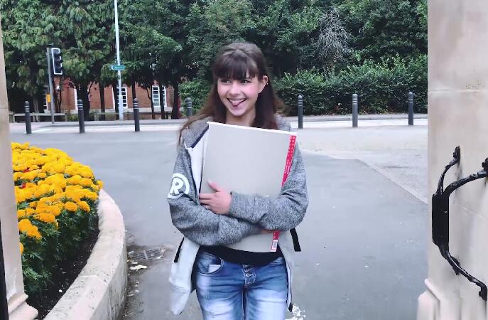 剧情演绎年轻漂亮混血美女艺术学校应聘被斯文眼镜艺术总监潜规则阴道肛门换着插内射1080P超清