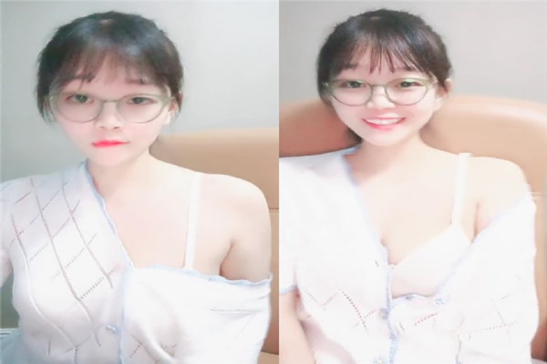 脱掉内裤对着镜头扭动屁股抬起双腿特写逼逼坐在枕头上摩擦掰穴