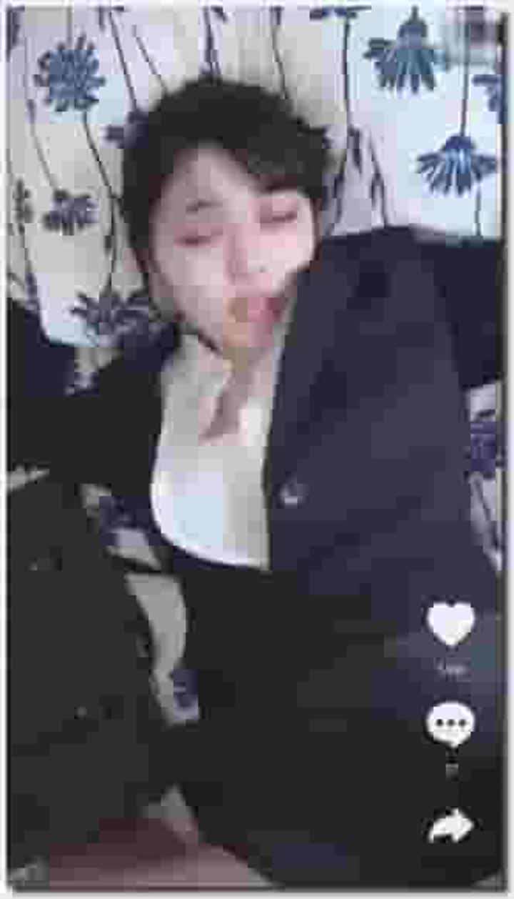 高颜值女友刚下班回家衣服没脱就被拉到床上抽插 眼神告诉今晚她要把精液当饭吃了~女友刚下班回家就被操