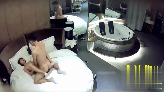 【国产馆】圆床套房年轻情侣激情造爱娇小短发美女被男友压着操干出白浆冲刺的时候超级刺激射完妹子还检查套子漏没漏