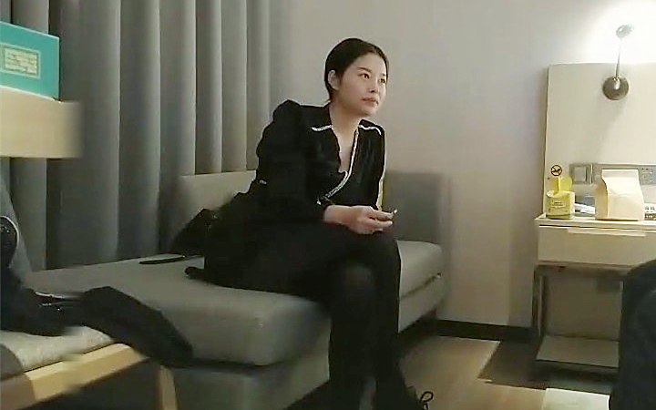 肌肉佬探花约了个黑衣少妇酒店激情啪啪坐在身上舌吻调情大力抽插猛操