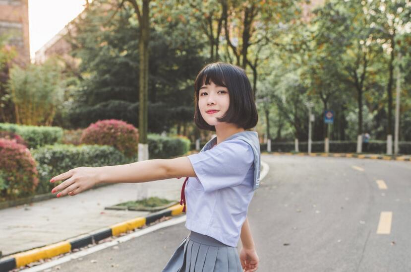 周末和大学女友做爱套套用完了只好无套后入没有刹住车内射进逼里女友露出一脸埋怨无奈的表情