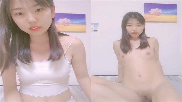 苗条贫乳肥臀妹浪叫淫语撩骚互动，特写掰穴扣逼玩道具自慰高潮