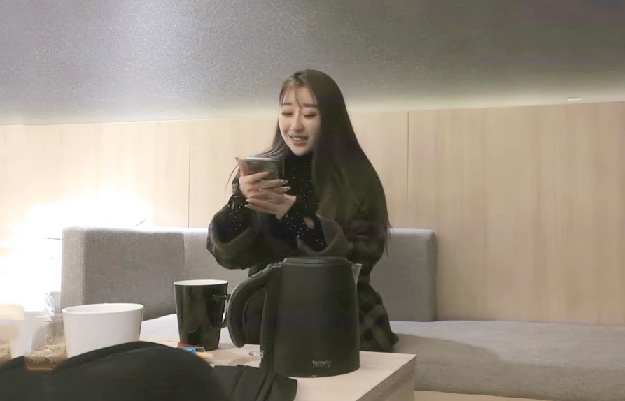 江南温婉女神沙发干到一半激烈时隔壁敲门吓得够呛