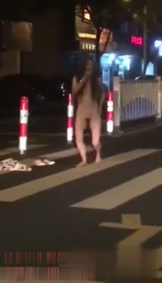 喝醉酒在马路上激情脱衣~