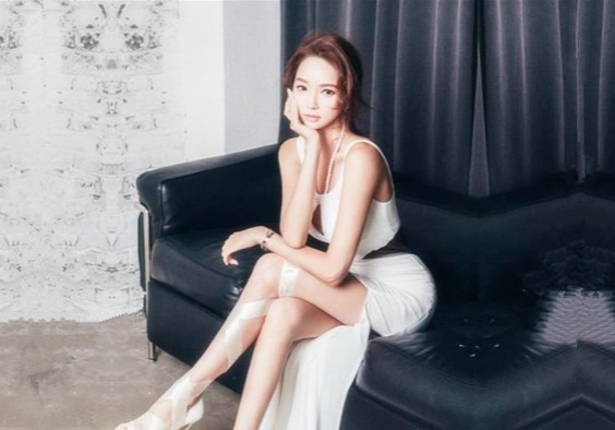 早起性趣正浓阳光下褪去睡裤站在窗边啪啪内射生活氛围浓郁