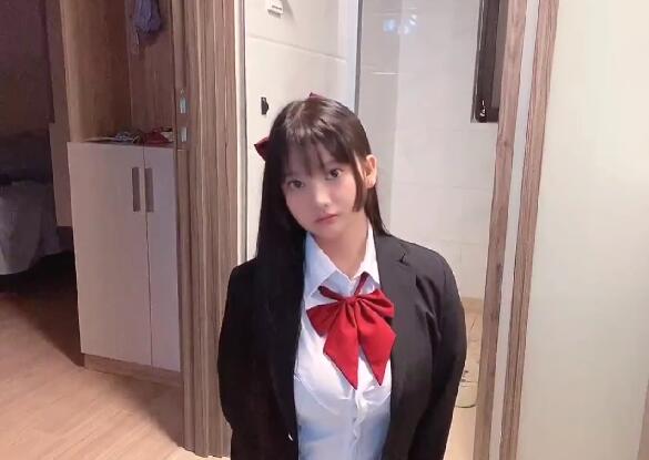 自拍流出清纯学生妹制服在家骚气用假屌自慰奶大逼粉实属尤物