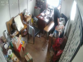 小叔与大嫂不伦视频流出～趁午休时在工厂休息室吃了顿快餐！