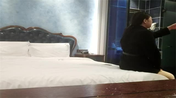 商务外围御姐强制深喉侍奉 巨根顶入喉穴的肉欲征服