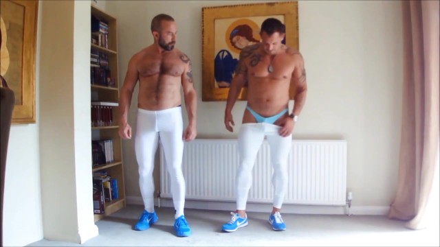 白色紧身衣和丁字裤性爱课程