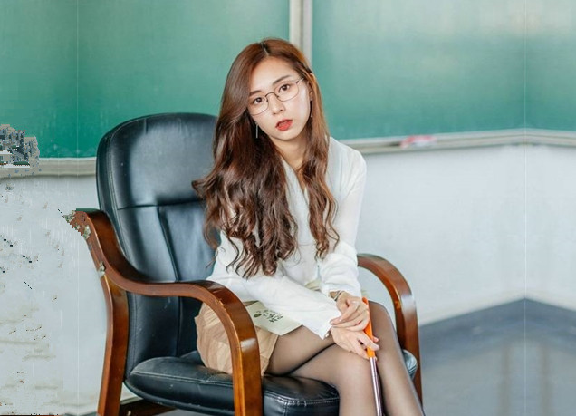 嘎子哥探索发现眼镜妹笑起来甜美口交舔屌捏奶子吸吮近距离特写舔逼抬腿侧入抽插猛操