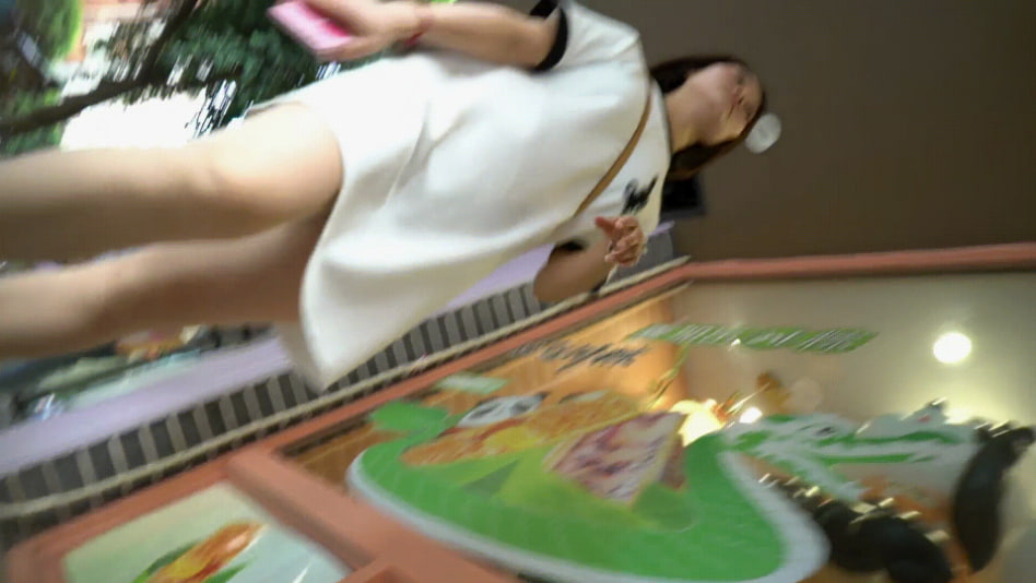 步行街偷拍实录：大T恤美少妇裙底春光乍泄，JK少女与男友当街调情全程跟踪