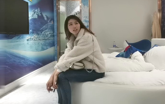 主题酒店约战高颜值牛仔裤外围美女小妞够骚太子哥抽插操的很尽兴