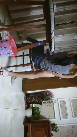 美女少妇新人老哥操良家少妇，马尾辫牛仔裤舌吻调情，脱下裤子摸屁股，扶着桌子后入，倒立姿势口交