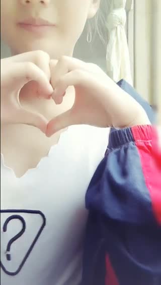 -zipai-某新直播平台很屌的职业大专学妹教室玩直播狼友刷个飞机马上到厕所给大家看硬货对白清晰