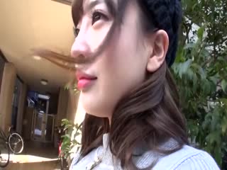 素人自拍 绫 20岁 短裙巨乳美少女主动爬上男优身上