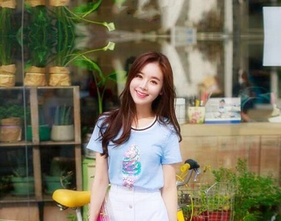 帅小伙微信网约私下偷偷援交的漂亮大学美女看见逼逼粉嫩又小想不带套直接干甜言蜜语哄骗美女