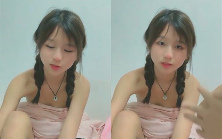 小荷才露尖尖角刚播01年嫩妹清纯甜美麻花小辫子