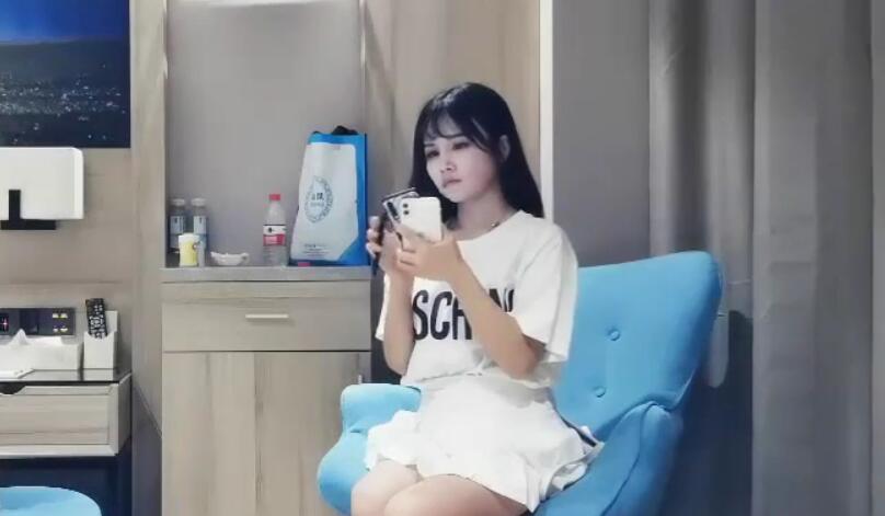 9总全国探花甜美大奶萌妹子酒店啪啪洗完澡穿上情趣装制服口交插嘴蓝色丝袜翘起屁股后入