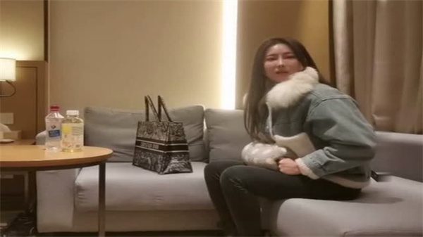 【文轩探花】极品外围网红女神骚气诱人，欲火焚身！