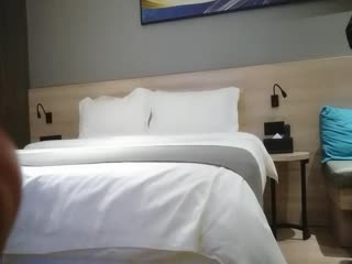 良家漂亮温柔小少妇大胸粉又白洗澡后摁倒在床着急插入激情交合刺激