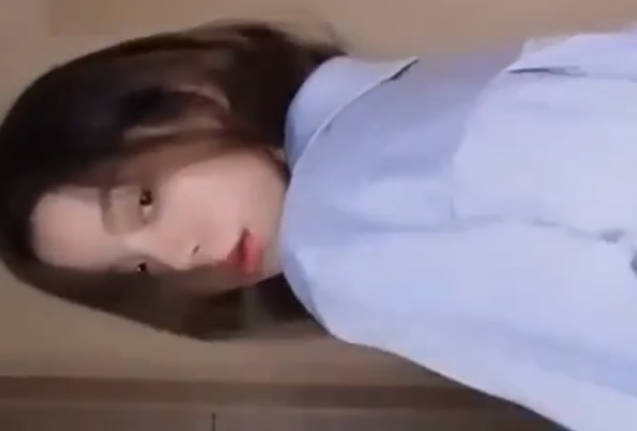 嬌小身材 漂亮妹子和炮友啪啪 拉著手后入翹臀猛操 最后內射