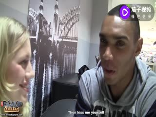 约金发美少妇到洗手间啪啪啪