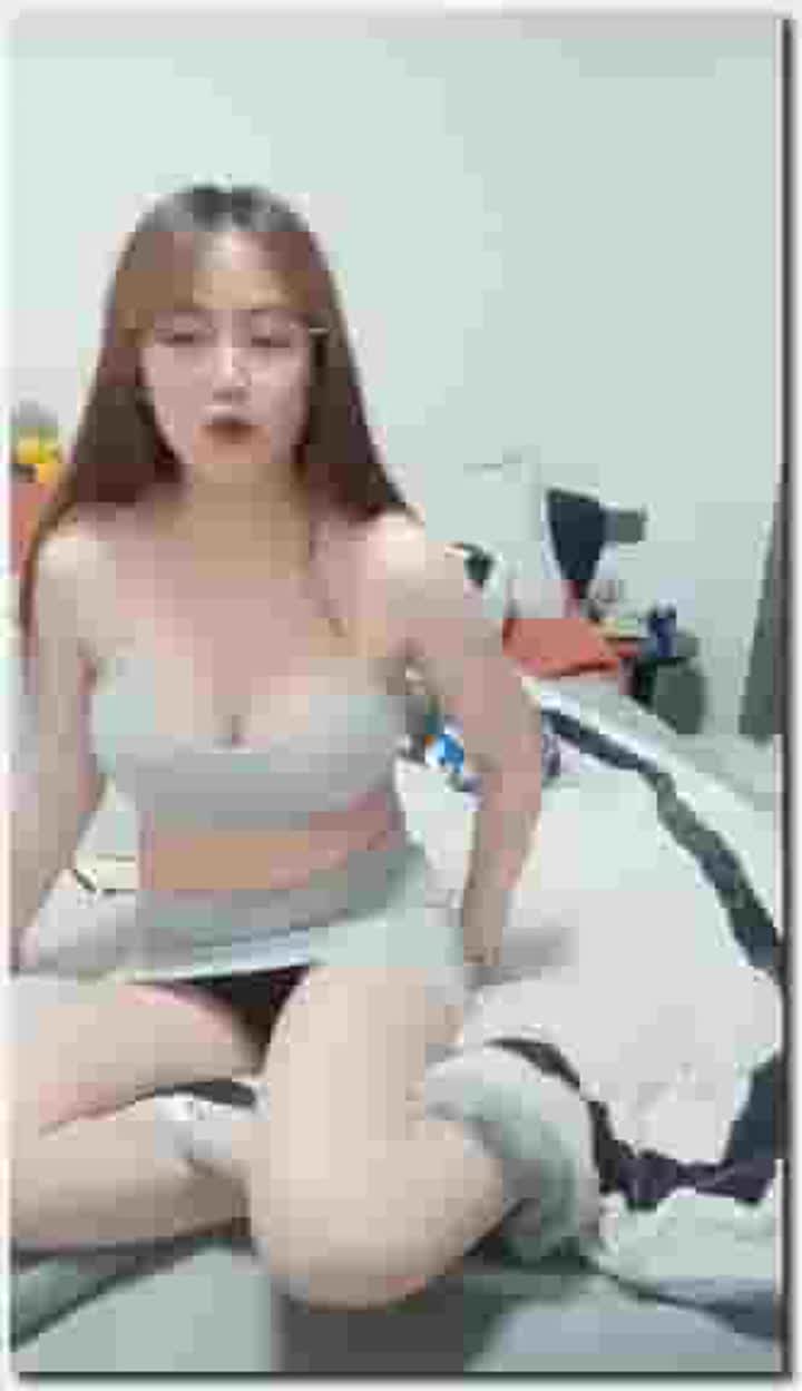 出品 肉肉身材大奶子眼镜妹居家夫妻啪啪，隔着裤子揉逼逼拨开内裤掰穴，上位骑乘猛操晃动奶子，诱人大屁股一下下撞击 new