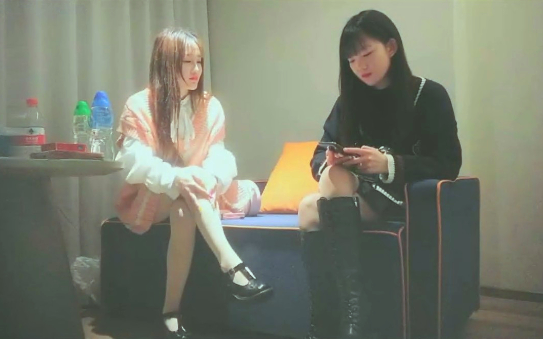 高价约两01年萝莉萌妹双飞一人一套连体网袜帮忙抬腿看着姐妹被操