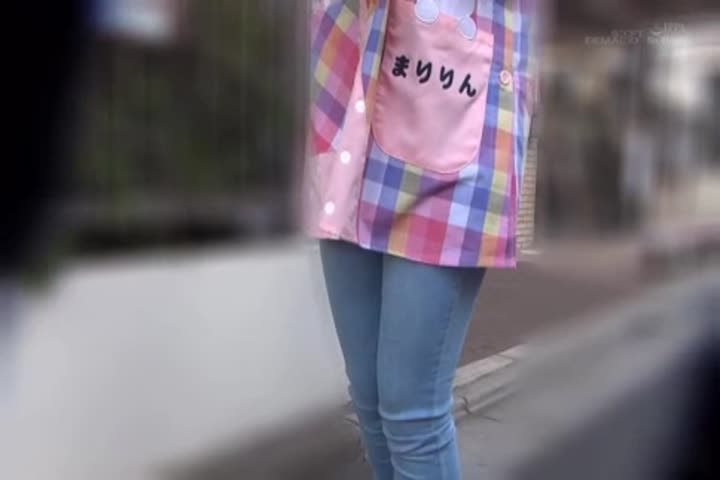 和路上正妹渴求来帮童贞男打枪吧…上魔镜号玩弄处男吧！ 温柔保母篇