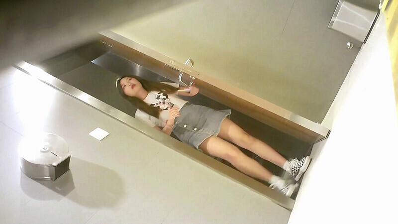 牛仔短裙靓妹商场女厕忘情玩手机 大黑穴全景偷拍毫无警觉