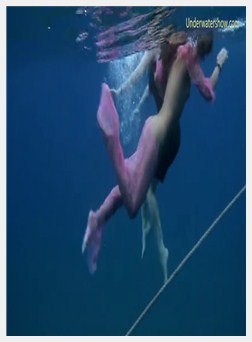 裸泳俄罗斯美女