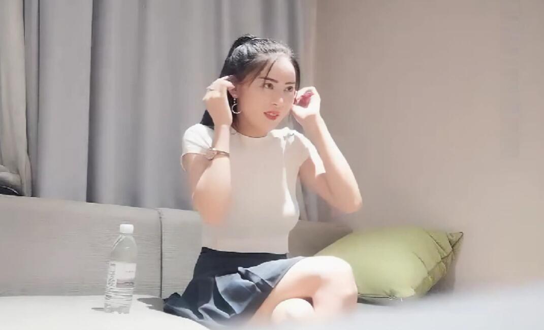 午夜寻花第二场马尾白衣性感妹子脱光光沙发调情口交舔弄抽插猛操再到床上干特写