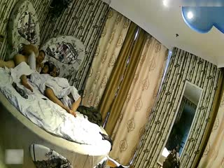 喷血推荐-宾馆偷拍穿着风衣的漂亮连衣裙美女见网友时不让操,小伙软磨硬泡没办法最后直接抱到床上强干!