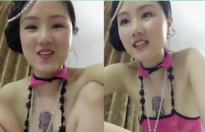 高顏值风骚美女主播鏡頭前現場表演裸体艳舞演挑逗狼友表情淫荡