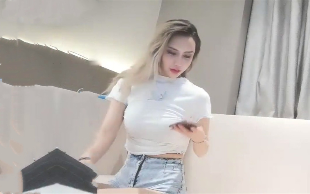 极品整容外围女神厚厚的很性感的嘴唇这身材让人秒硬，那对巨乳让人怀疑是不是人造的不管了只要漂亮养眼够骚就能爽