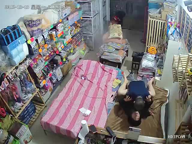 《精装 泄密》摄像头入侵真实偸拍家庭店铺办公室出租房各种真实隐私生活大揭密精华篇这期亮点太多慢慢欣赏吧~65V~14-27-04 new
