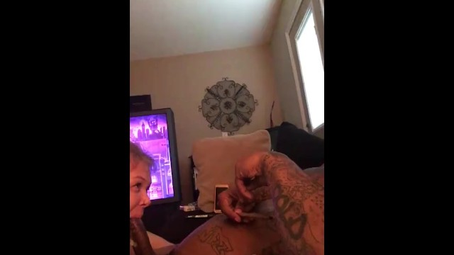 她喉咙深处有潮水