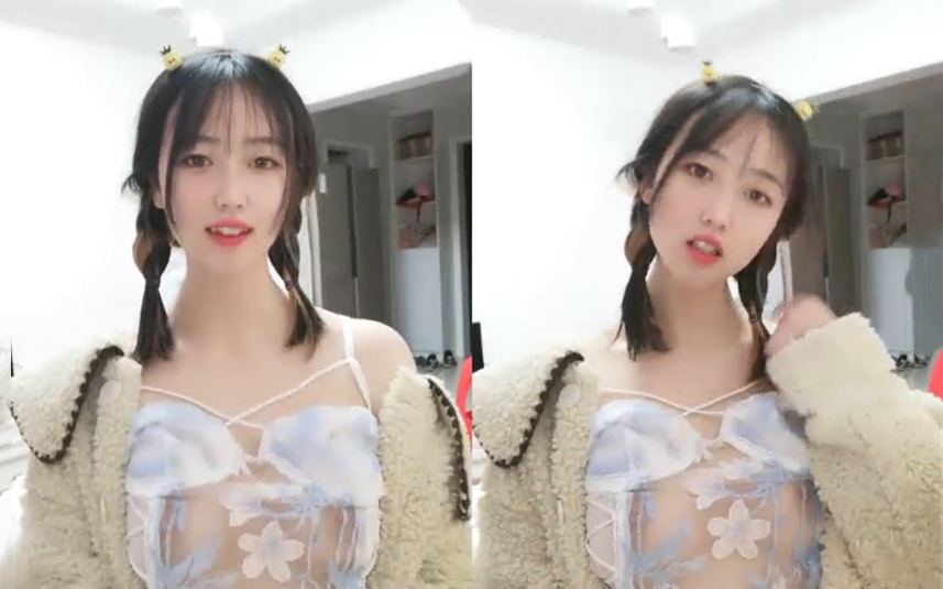 大四小学妹两个小辫子清纯小虎牙从下往上视角掰穴自摸笑容非常诱人