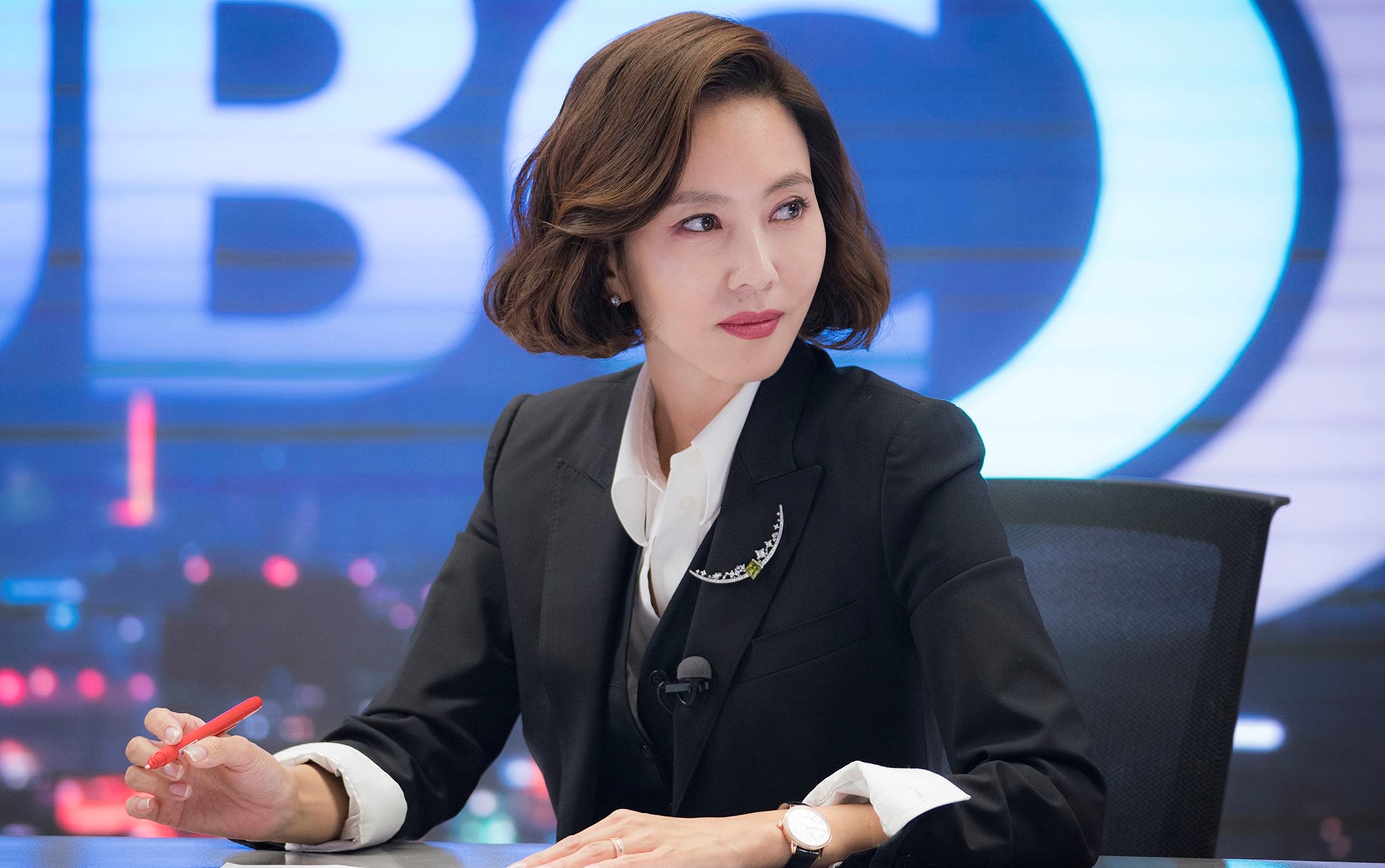 三个领导约好定期玩弄女下属直接把骚逼当成性奴