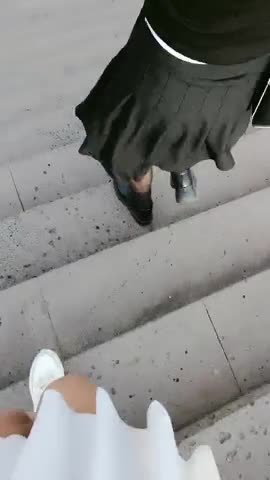 一起上卫校的姐妹俩，双双下海，跳蛋塞逼里出门，逛街、打车，震得骚痒的小穴好多水，回家赶紧解决需求！