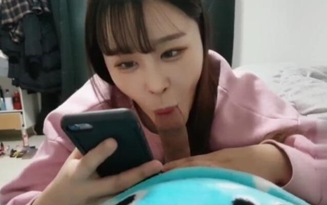 清純大四學妹直播與男友宿舍瘋狂愛愛主動吃雞巴邊操邊玩手機