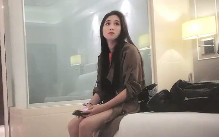 网约性感风衣外围女全套服务抹上精油大白美乳背后摩擦深喉骑乘后入