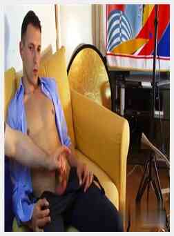 尽管他，我穿着西装的邻居的大鸡巴还是被手淫了