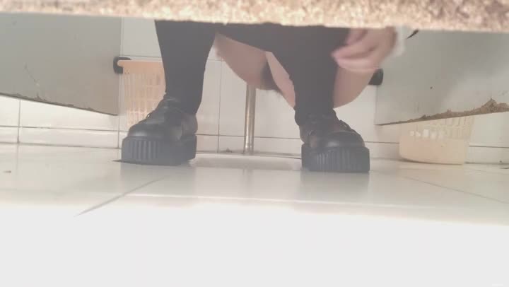 大神潜入学校女厕尾随两位漂亮的美女老师 近距离偷窥她们的肥鲍鱼 new