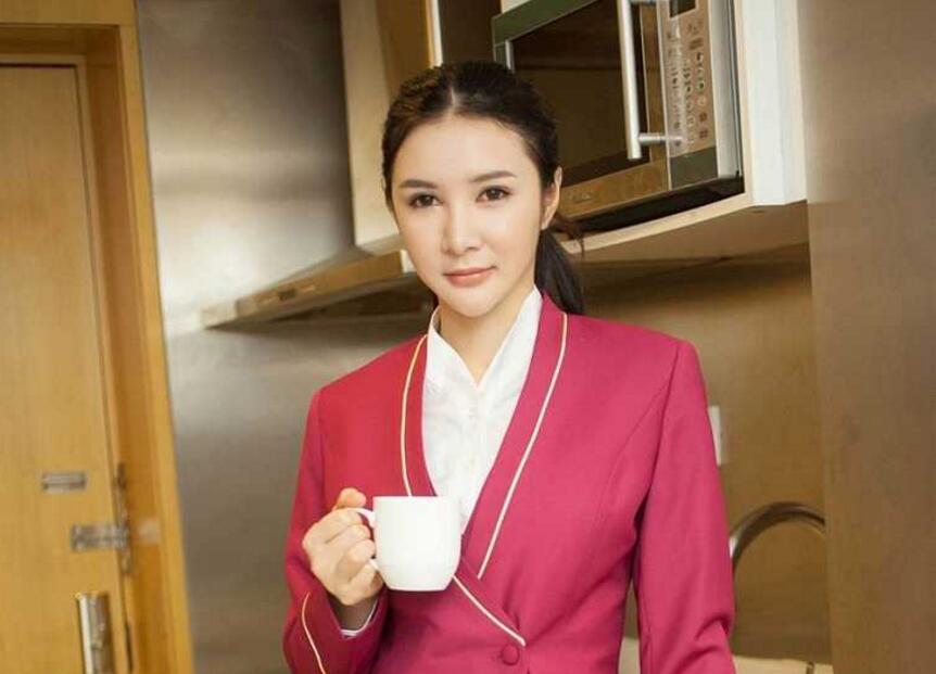 公子哥同老铁驱车迎接刚下航的黑丝性感美腿大奶气质空姐前凸后翘身材太棒了一个拍一个干国语对白