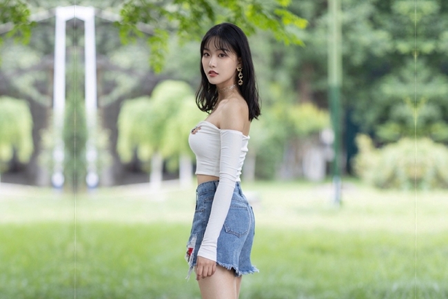 全网寻花网约齐逼牛仔短裤少妇解开内衣揉奶舌吻调情手指扣穴扶着屁股后入快速打桩撞击啪啪声