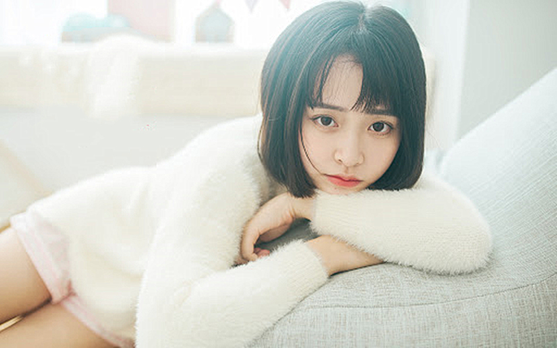 双人齐上阵干这个娃娃头小美女