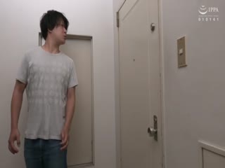 邻居竟然是表现出欲求不满的巨乳寡妇 在阴道内部活塞连续绝顶