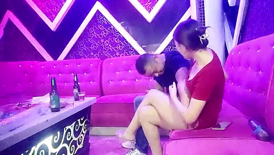 KU【极品探花_歌厅陈先生】2021_6_19，一袭红裙佳人作陪，饮酒唱歌好快活，灯红酒绿，沙发交合娇喘不断，淫靡劲爆_x264 new